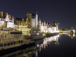 gdansk-at-night